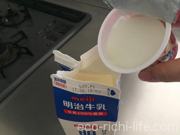 牛乳からヨーグルトを作っている工程の写真