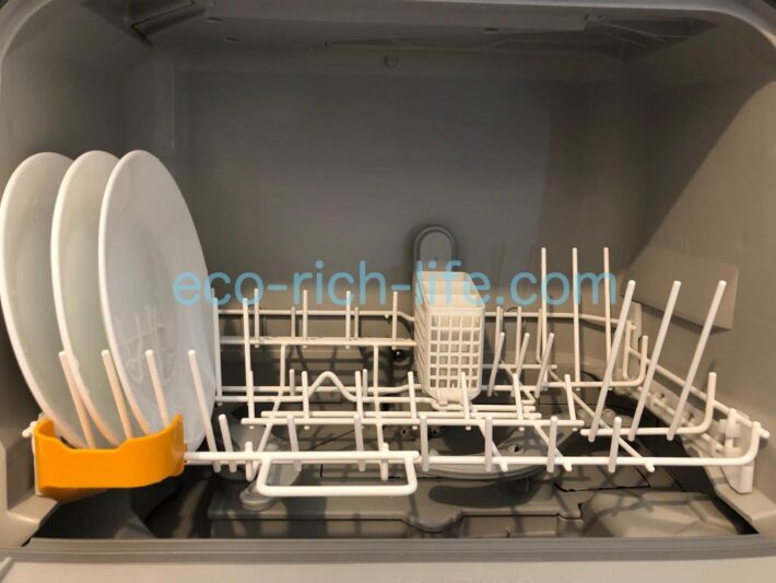 コレールのお皿が食洗機の左側にジャストフィットしている写真
